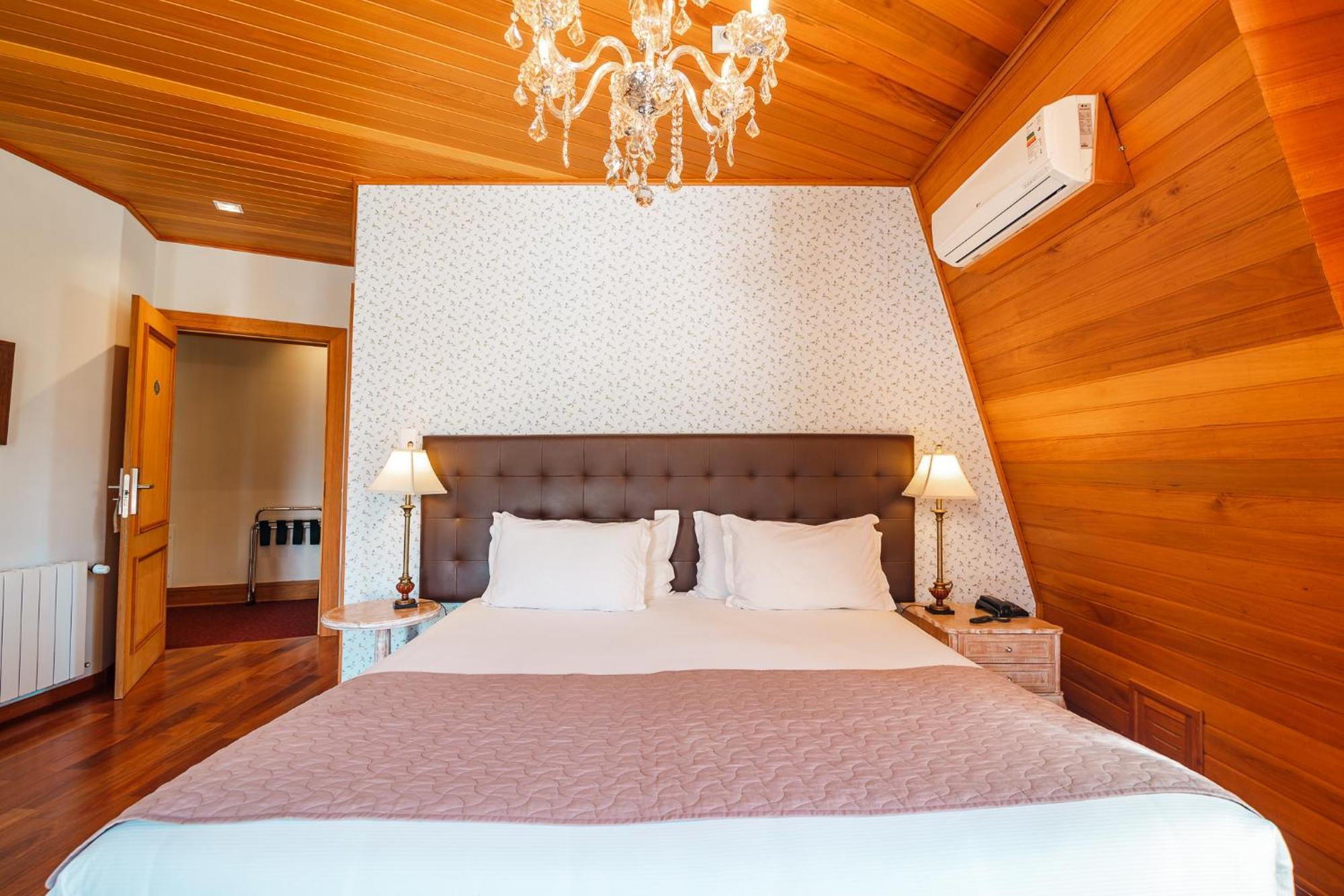 Pousada Luis XV Campos do Jordao Dış mekan fotoğraf A bedroom at the hotel
