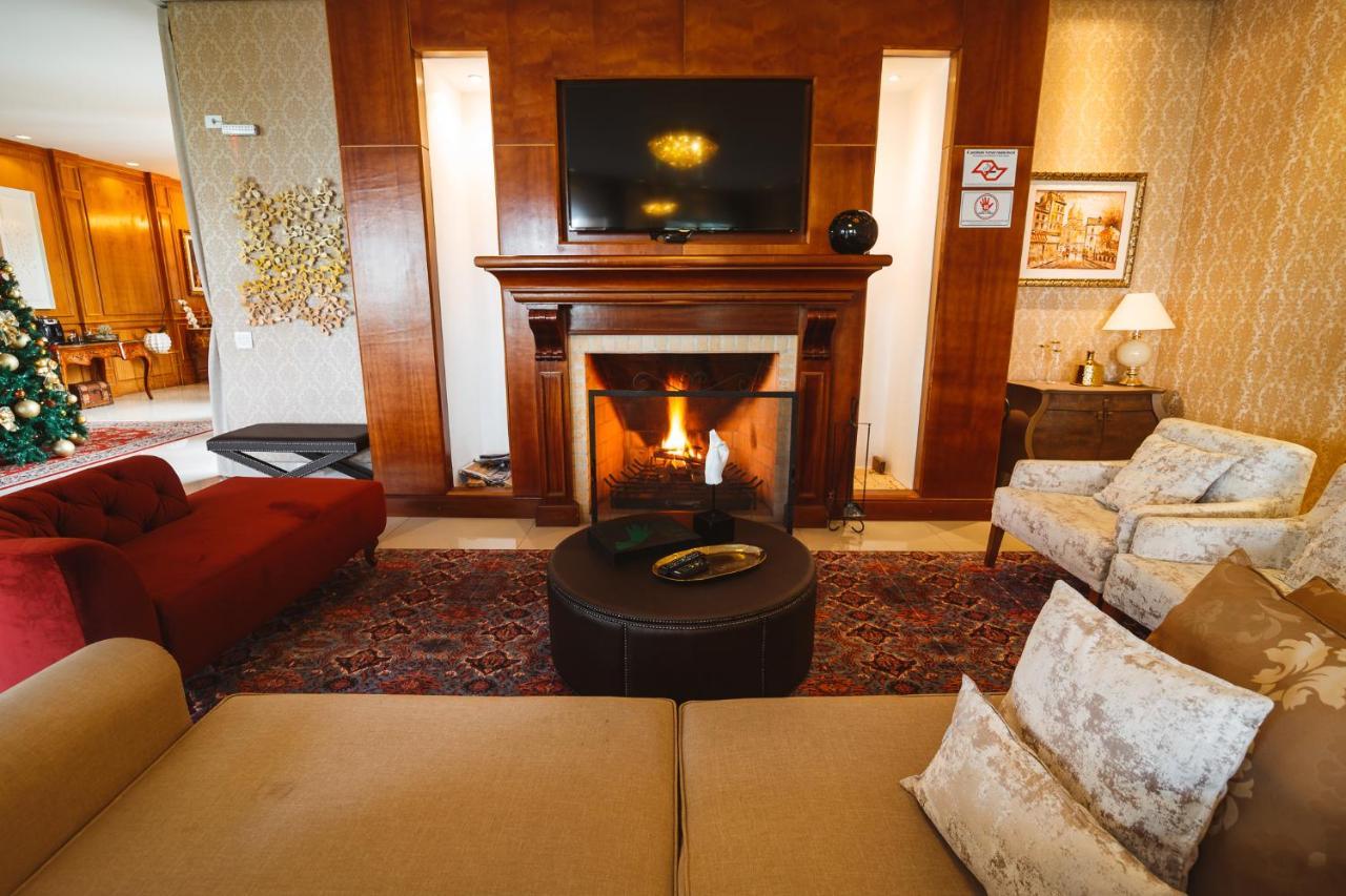 Pousada Luis XV Campos do Jordao Dış mekan fotoğraf A living room with a fireplace
