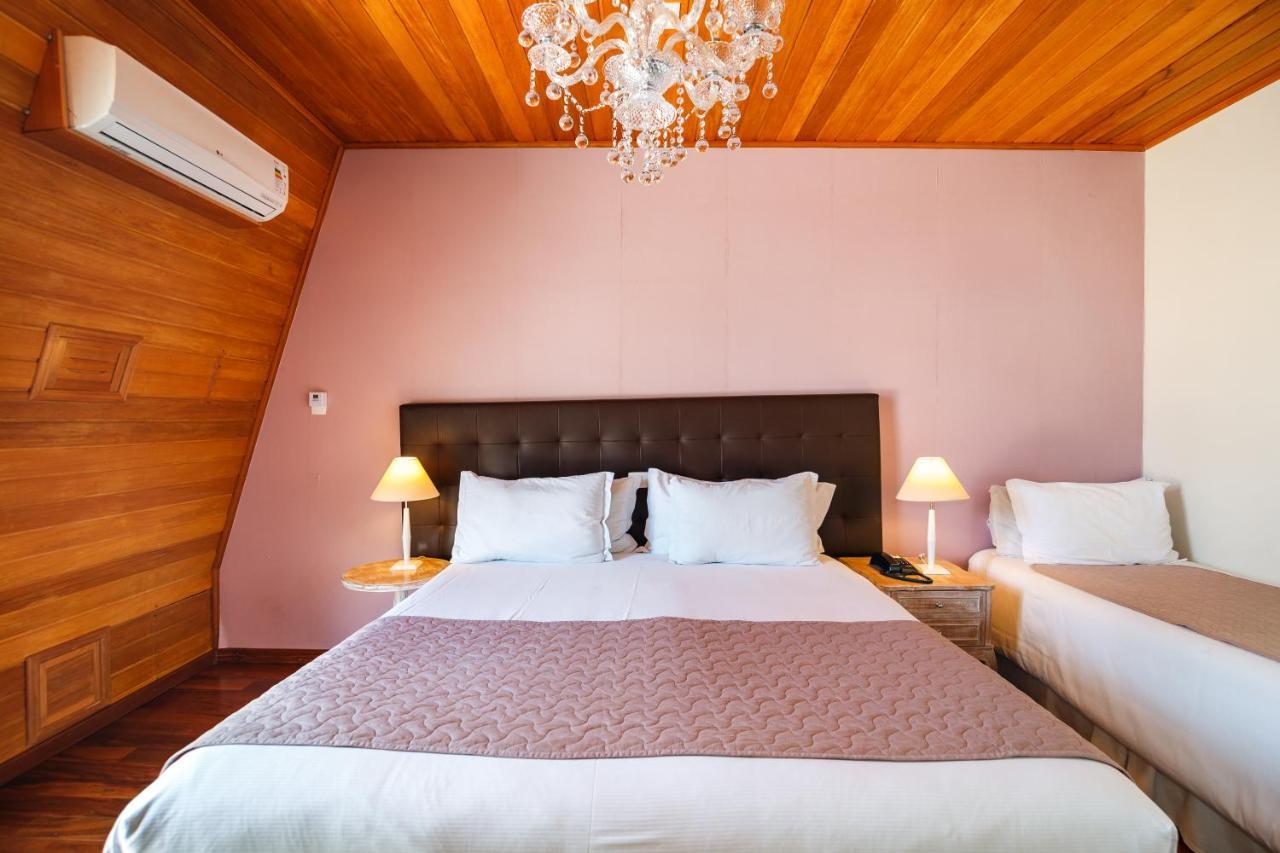 Pousada Luis XV Campos do Jordao Dış mekan fotoğraf A room at the hotel