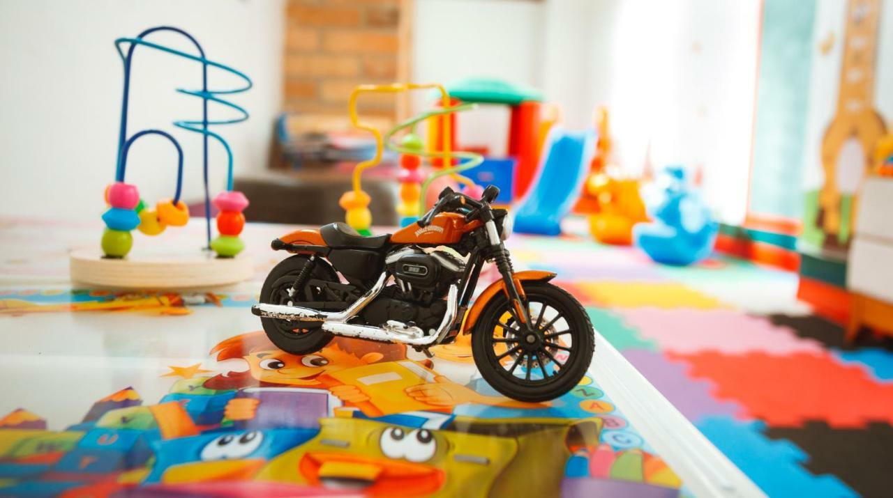 Pousada Luis XV Campos do Jordao Dış mekan fotoğraf A toy motorcycle