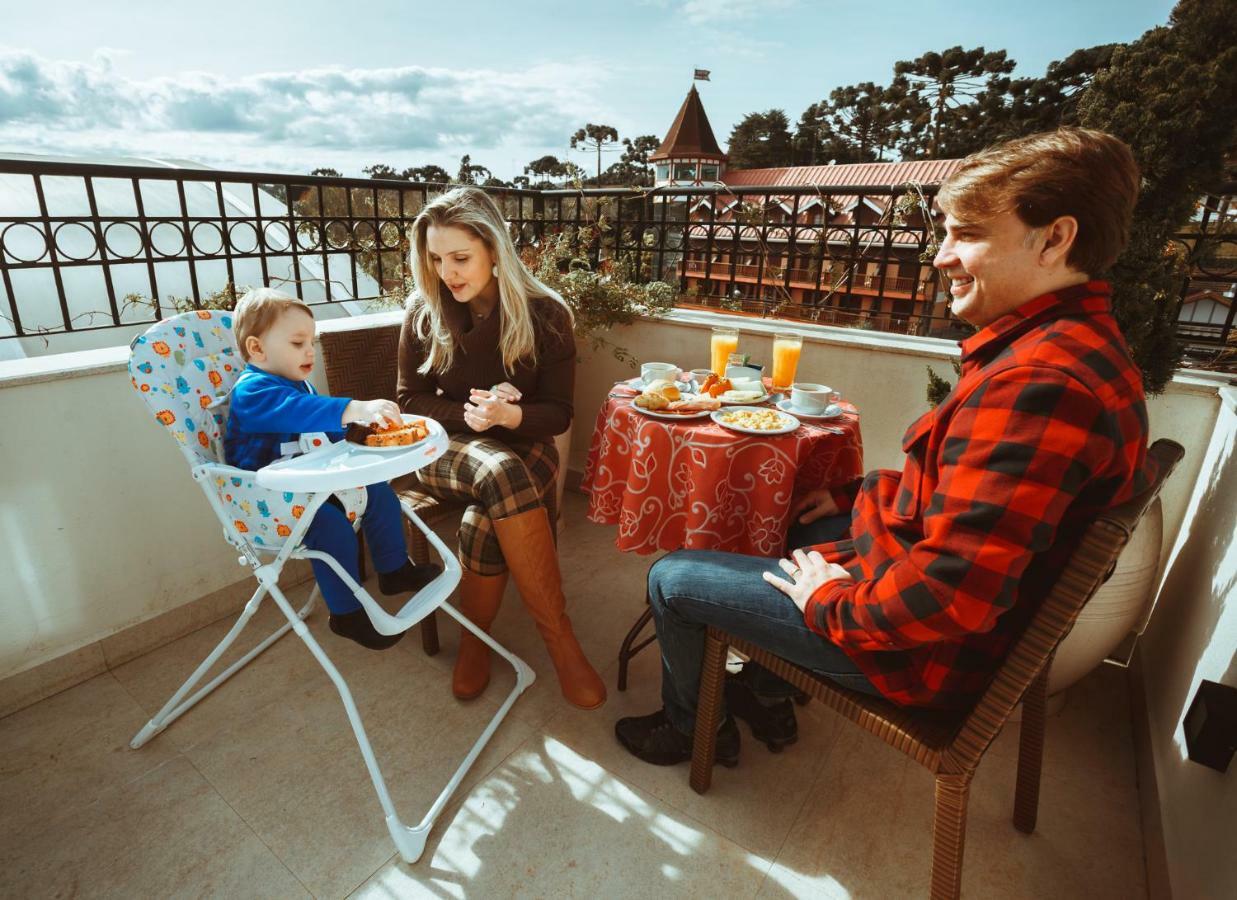 Pousada Luis XV Campos do Jordao Dış mekan fotoğraf Family on a balcony